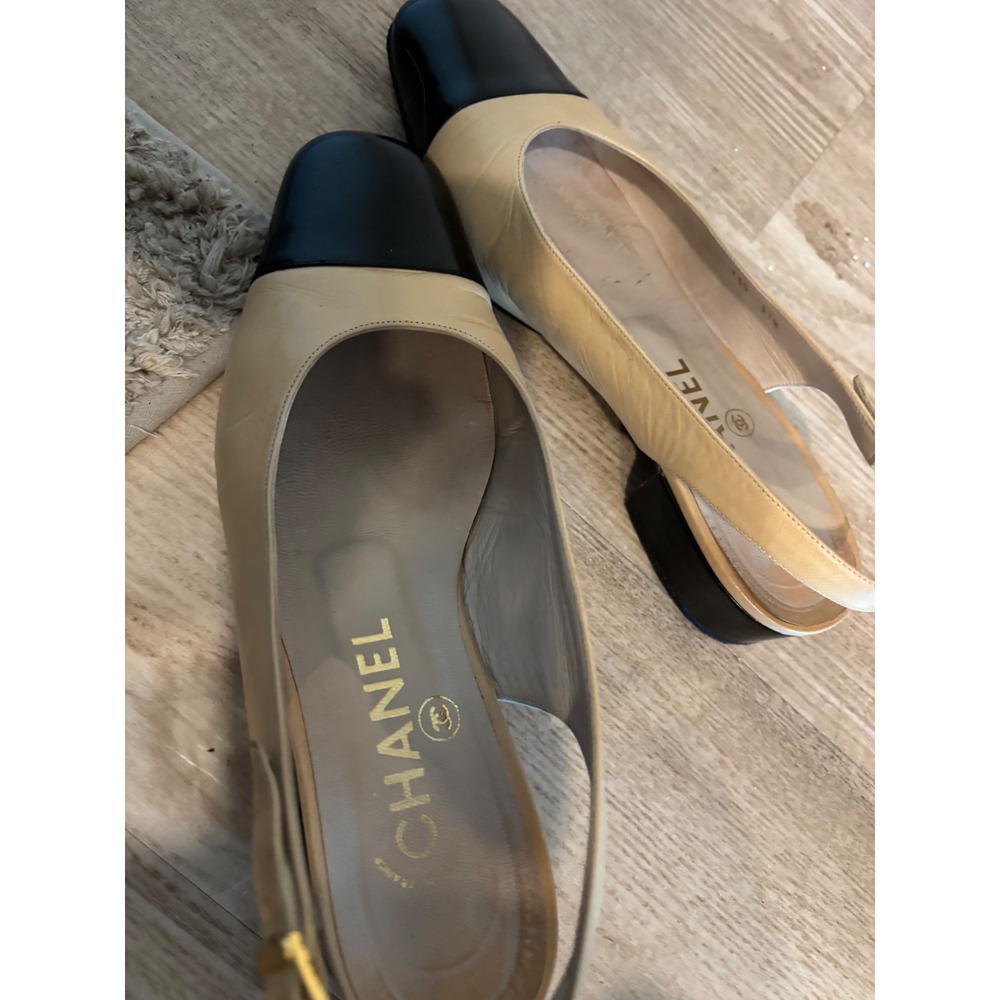 Chanel Two Tone Beige Black Leather Cap Toe Slingback Block Heel Pumps 37.5 - Picture 3 of 3